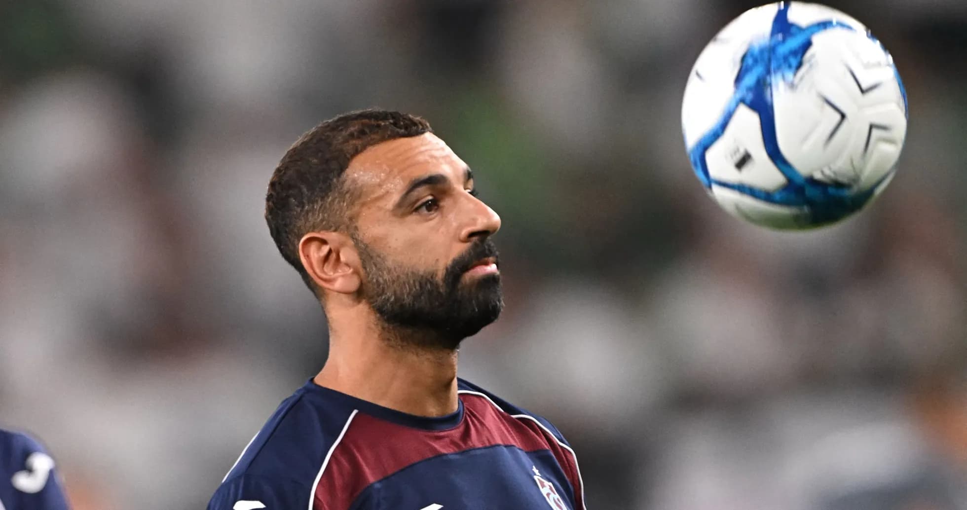 Jugador controlando el balón durante el calentamiento