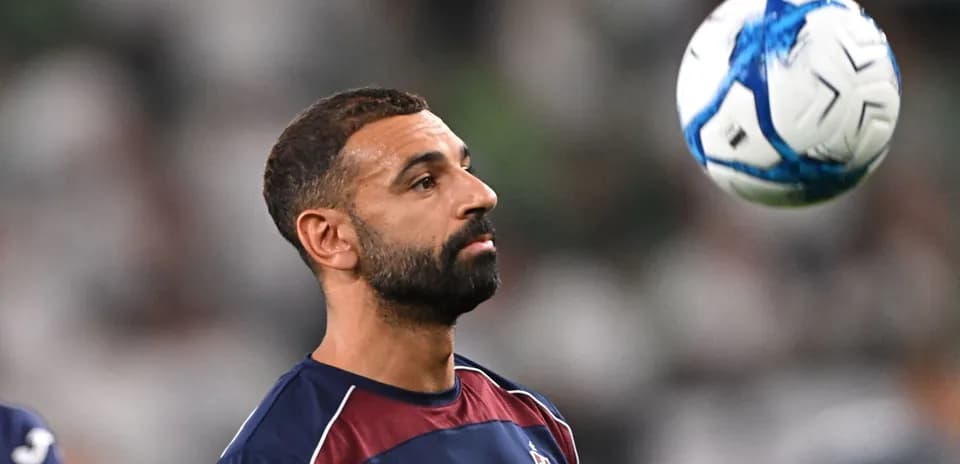 Jugador controlando el balón durante el calentamiento