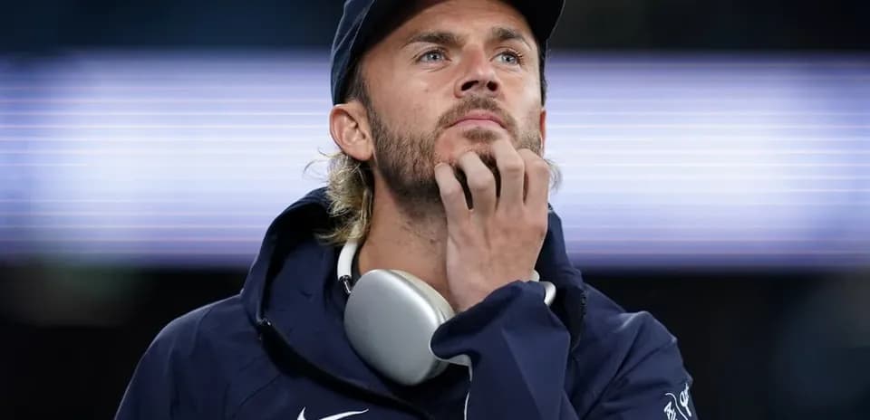 Entrenador observando el partido en el estadio
