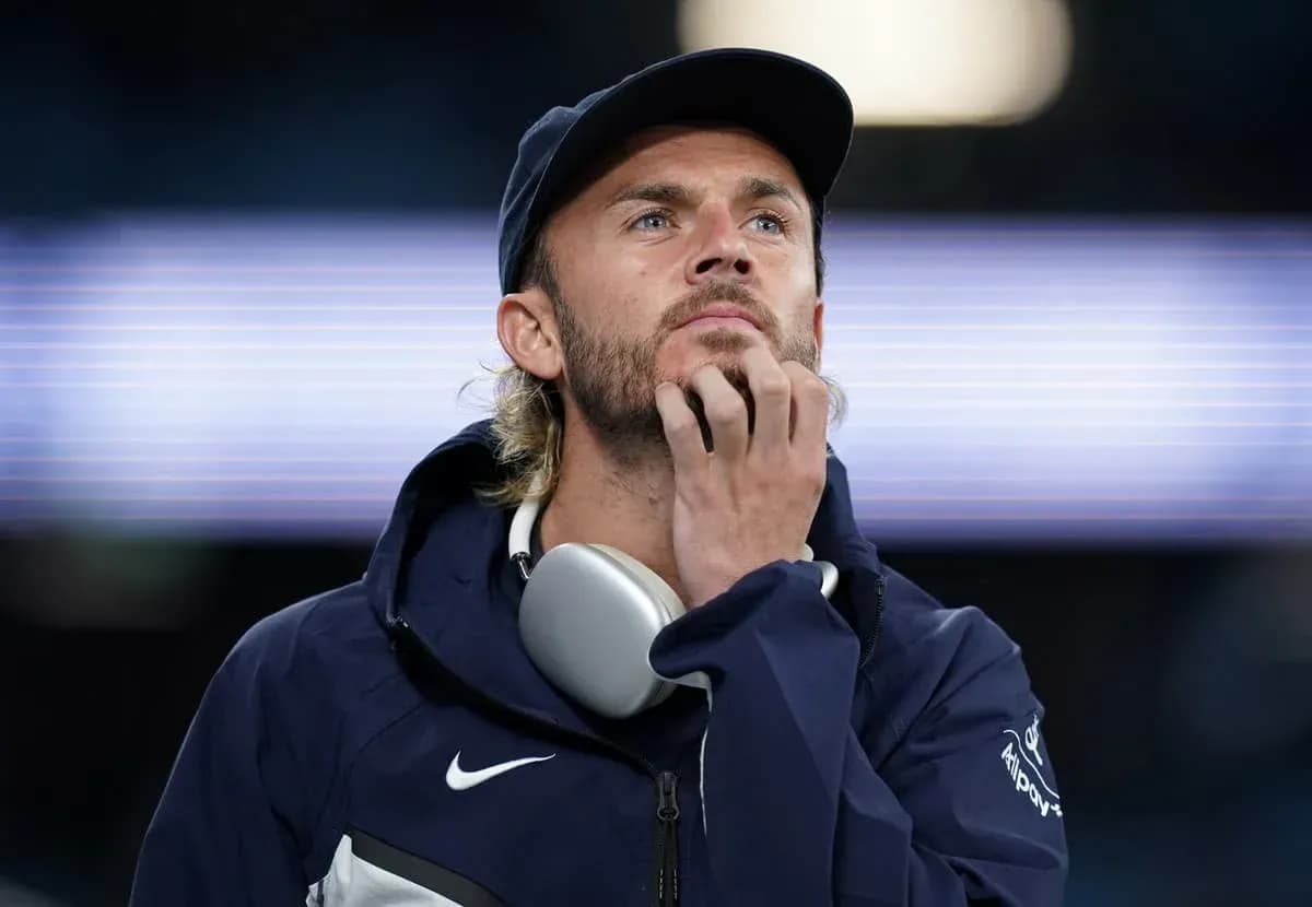 Entrenador observando el partido en el estadio
