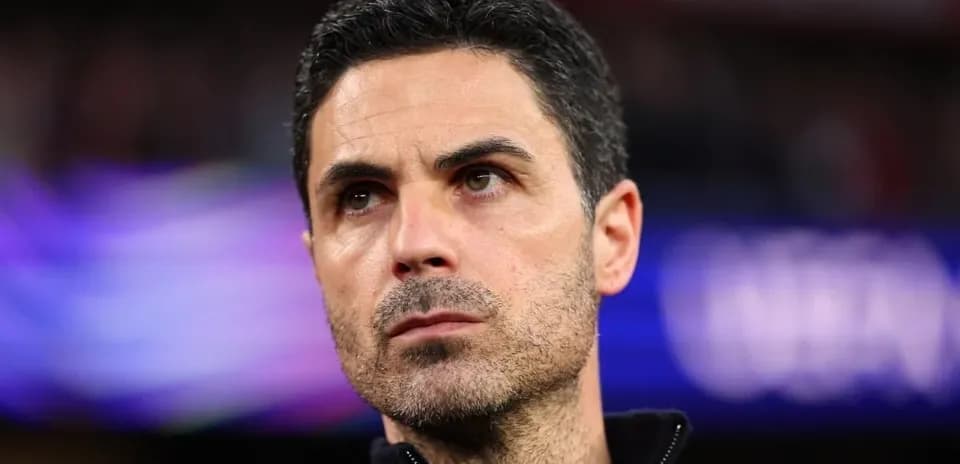 Entrenador observando el partido desde la línea
