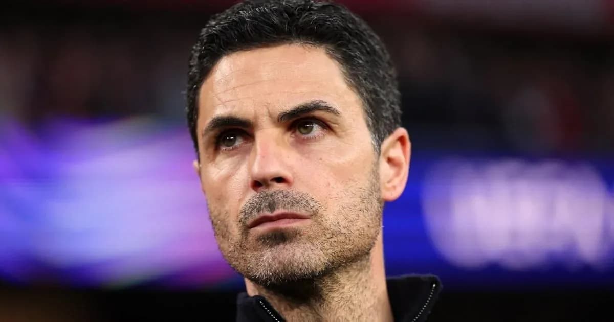 Entrenador observando el partido desde la línea