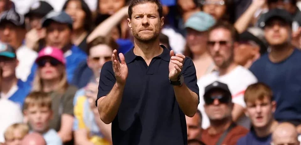 Entrenador aplaudiendo frente a la afición