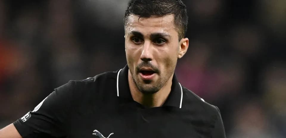 Jugador de fútbol en acción durante un partido