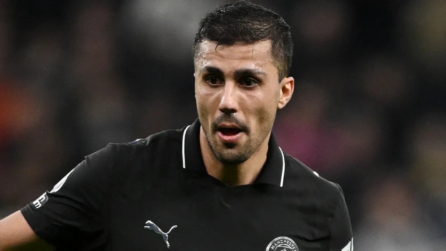 Jugador de fútbol en acción durante un partido