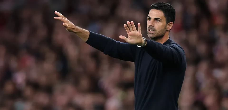 Entrenador dirigiendo al equipo desde la línea lateral