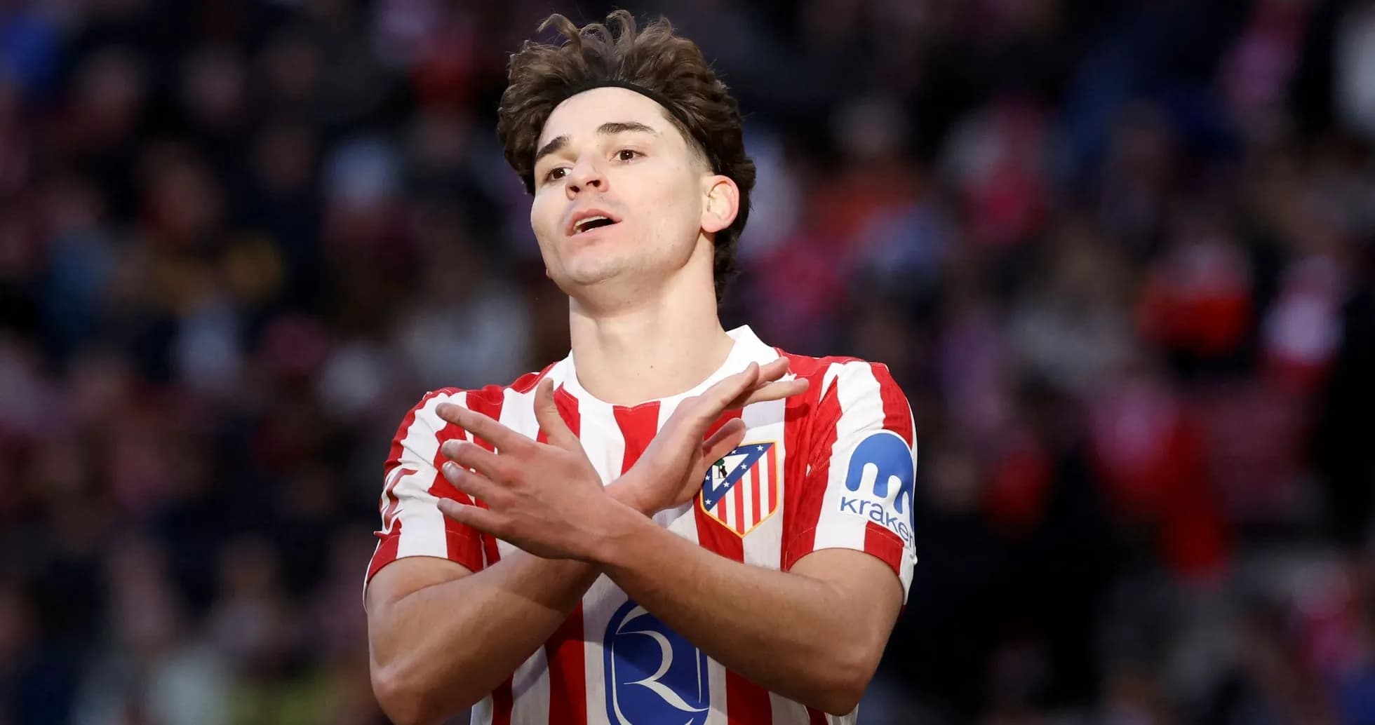 Jugador de Atlético de Madrid señalando con las manos