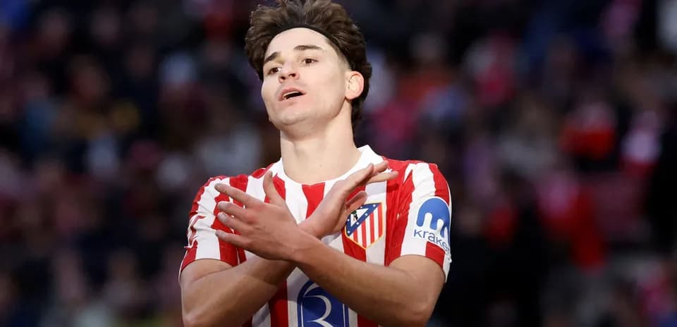 Jugador de Atlético de Madrid señalando con las manos