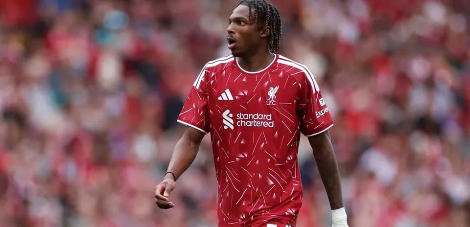 Jugador de Liverpool en el campo durante el partido