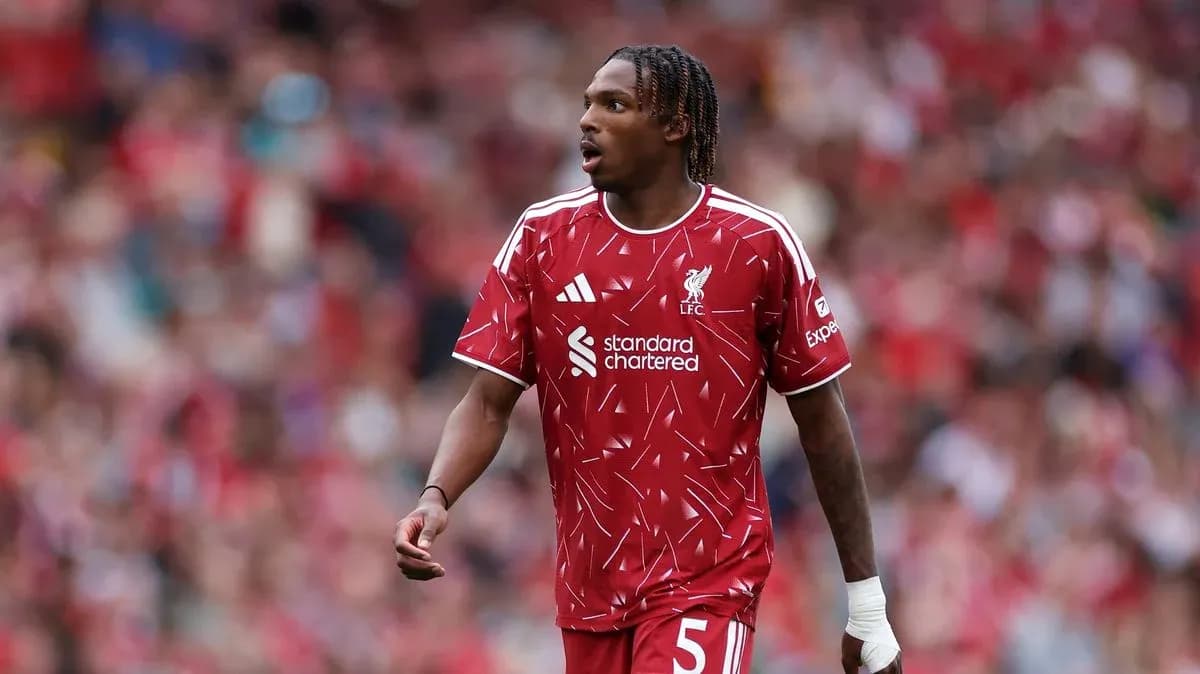 Jugador de Liverpool en el campo durante el partido