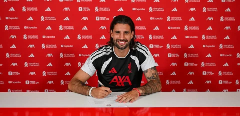 Jugador firmando contrato en rueda de prensa