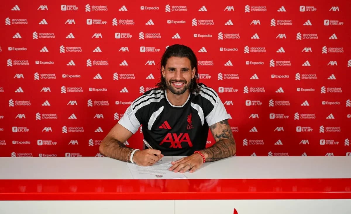 Jugador firmando contrato en rueda de prensa