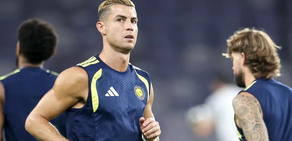 Cristiano Ronaldo entrenando con compañeros de equipo