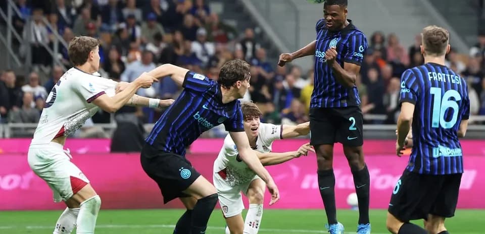 Jugador de Inter cabeceando el balón en partido