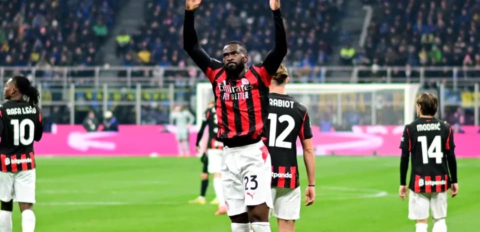 Jugador del AC Milan celebrando con compañeros en el campo