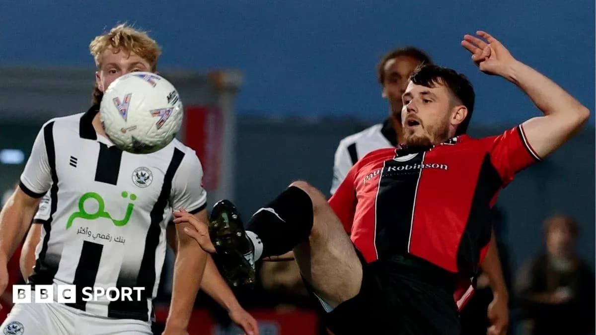 Jugador caído intentando controlar el balón en partido