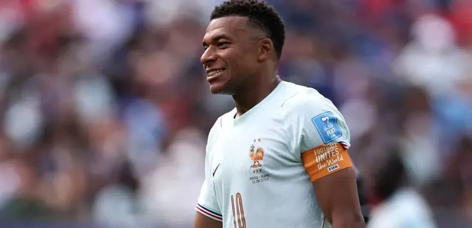 Jugador de Francia sonriendo en el campo de juego