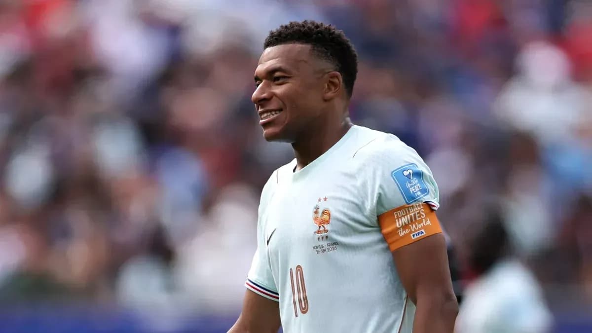 Jugador de Francia sonriendo en el campo de juego