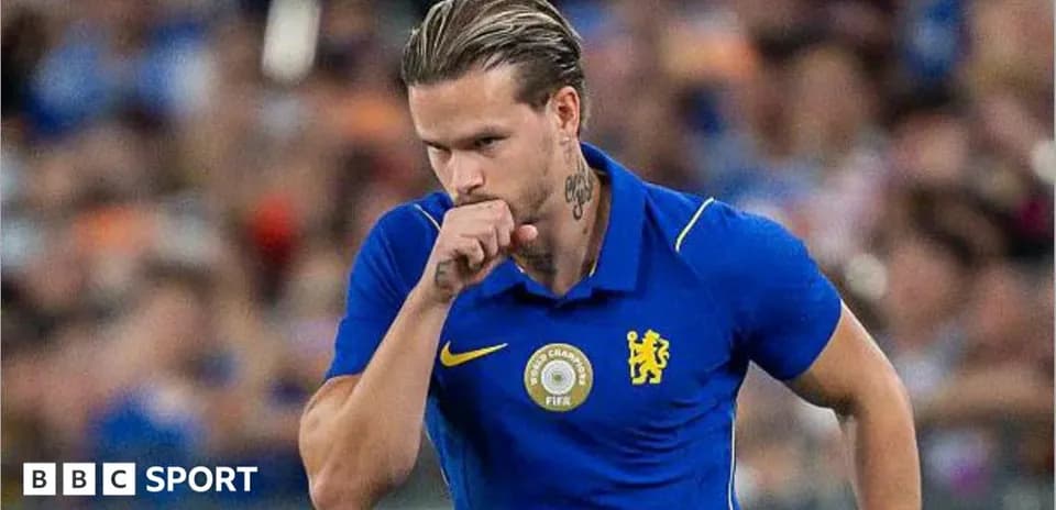 Jugador de Chelsea corriendo en el campo