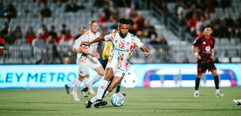 Jugador de Phoenix Rising con balón en campo