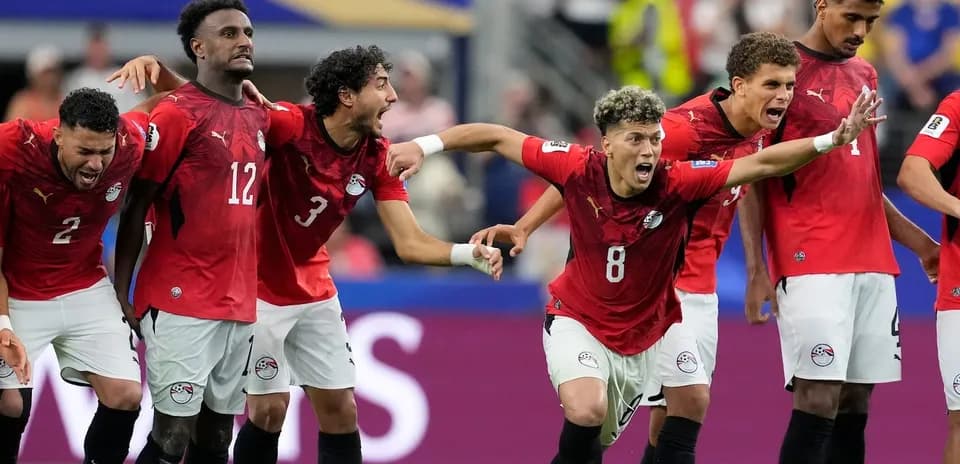 Jugadores de Egipto celebrando un gol en el partido