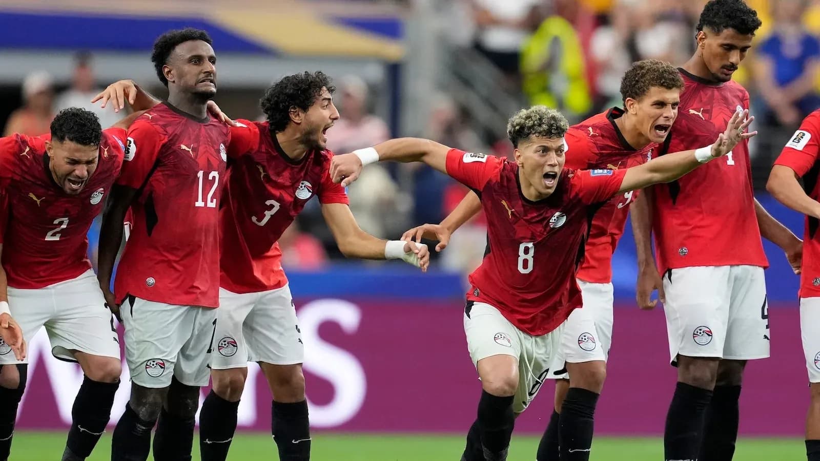 Jugadores de Egipto celebrando un gol en el partido