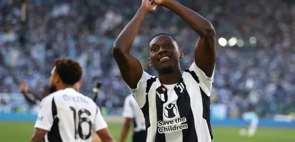 Jugador aplaudiendo a la afición en el estadio