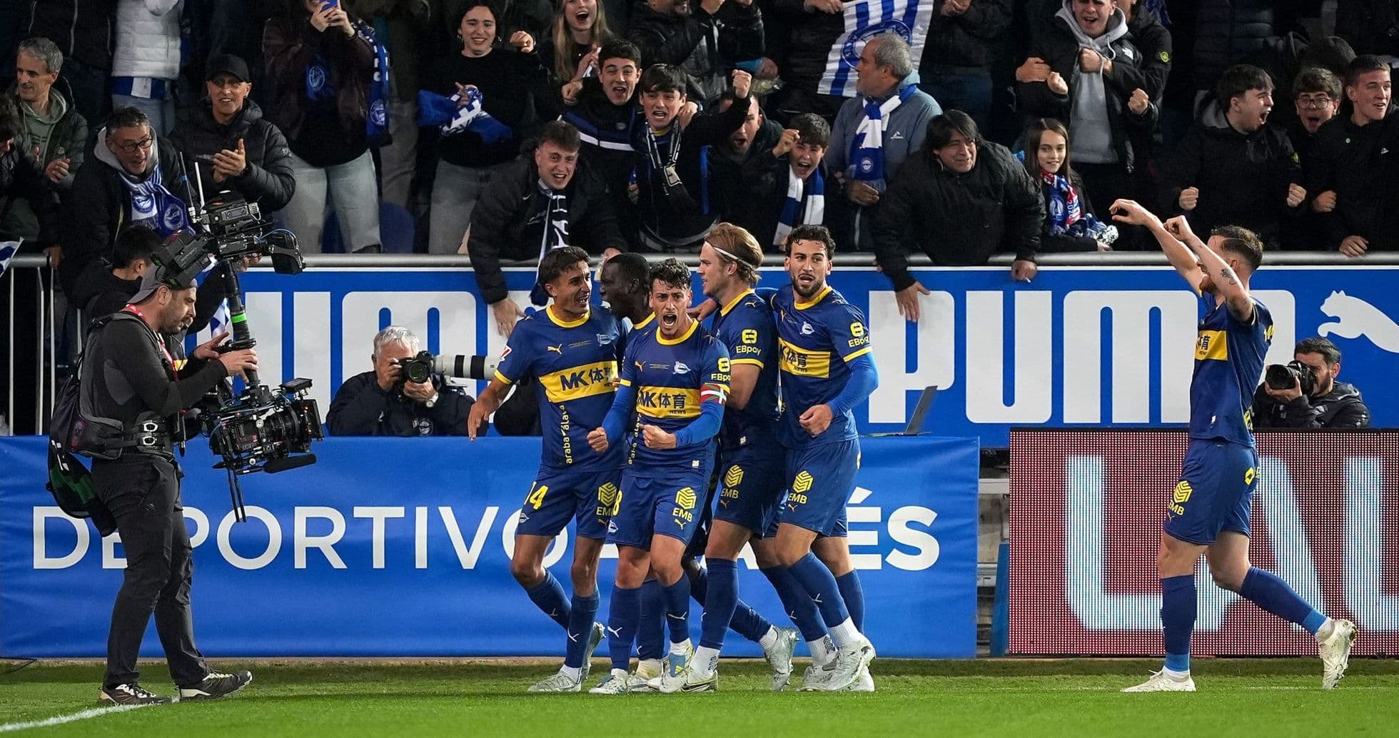 Celebración de jugadores del Alavés tras un gol