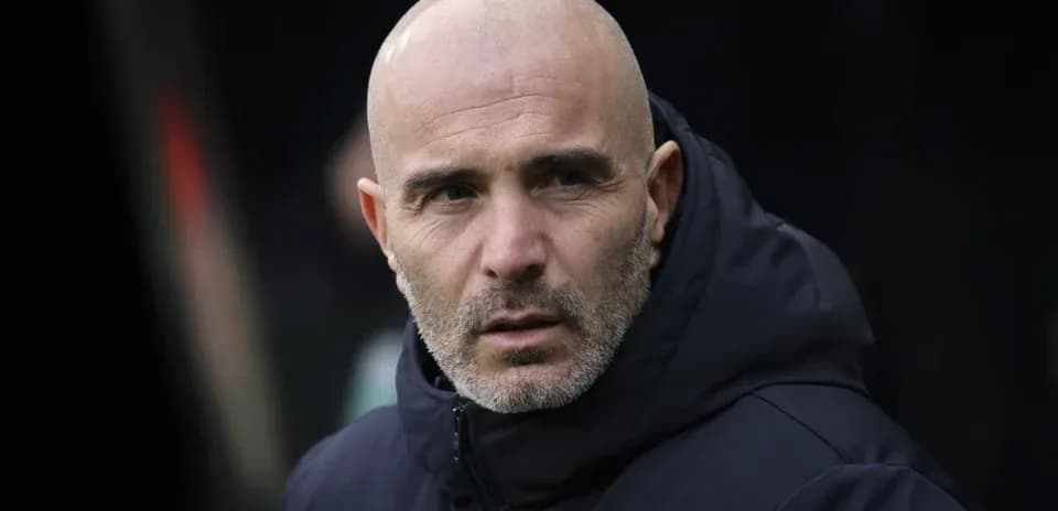Entrenador observando desde la línea de banda