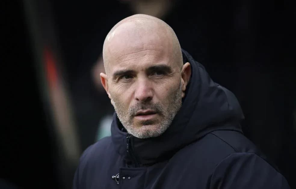 Entrenador observando desde la línea de banda
