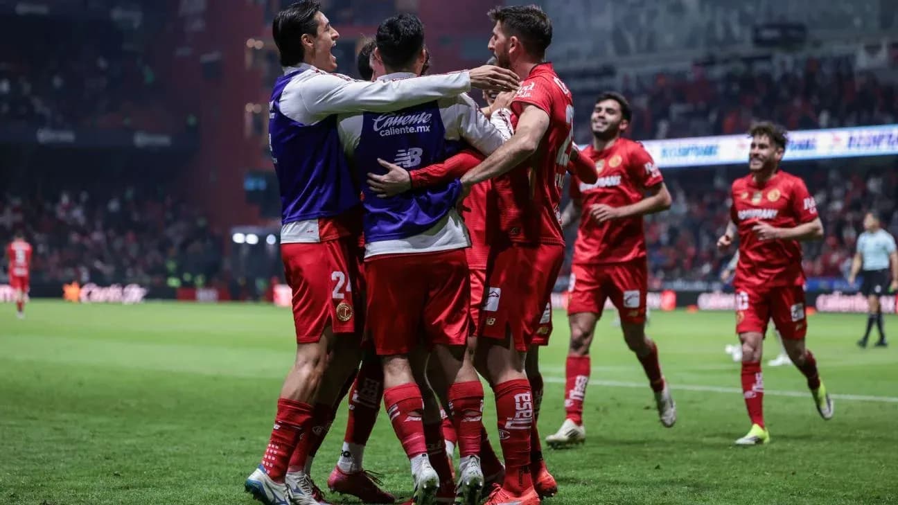 Jugadores de Toluca celebrando un gol