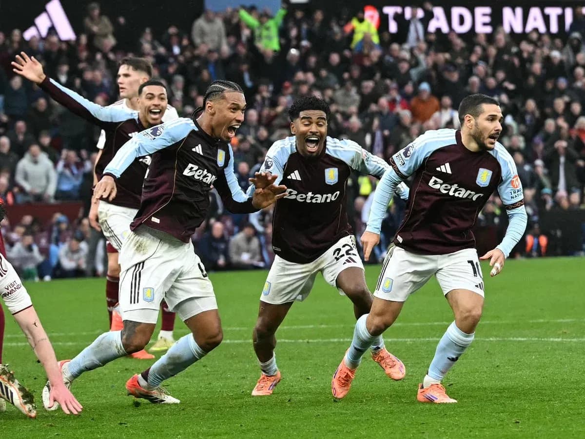 Jugadores de Aston Villa celebrando un gol