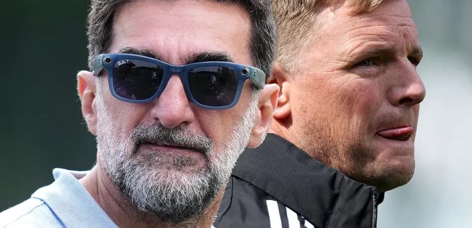 Dos entrenadores en un evento deportivo al aire libre