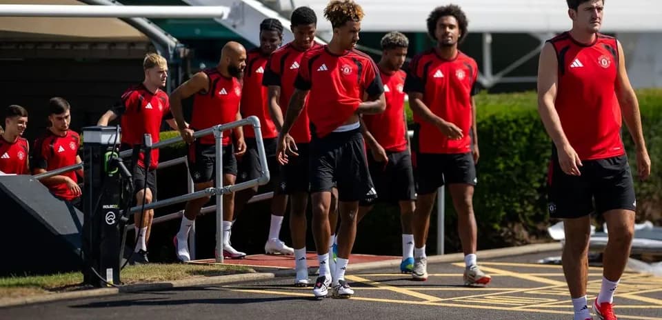 Jugadores de Manchester United saliendo del entrenamiento