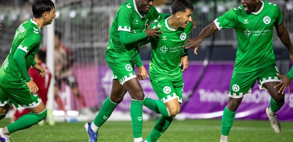 Jugadores celebrando un gol en el partido