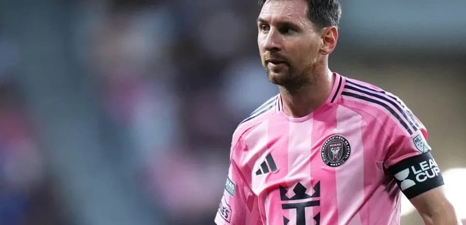 Jugador de Inter Miami con camiseta rosa durante el partido
