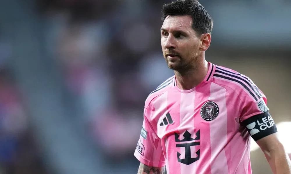 Jugador de Inter Miami con camiseta rosa durante el partido