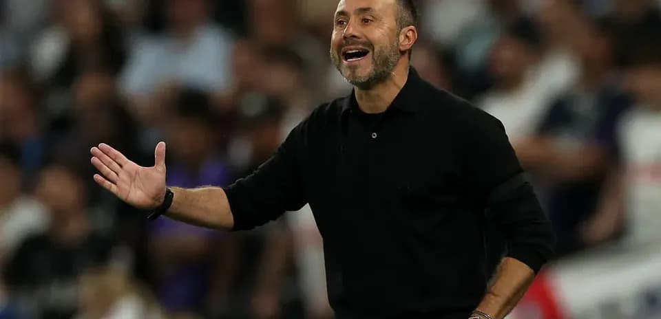 Entrenador dirigiendo a su equipo durante el partido