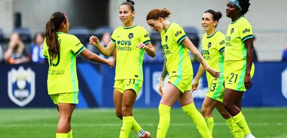 Jugadoras celebrando un gol en el partido