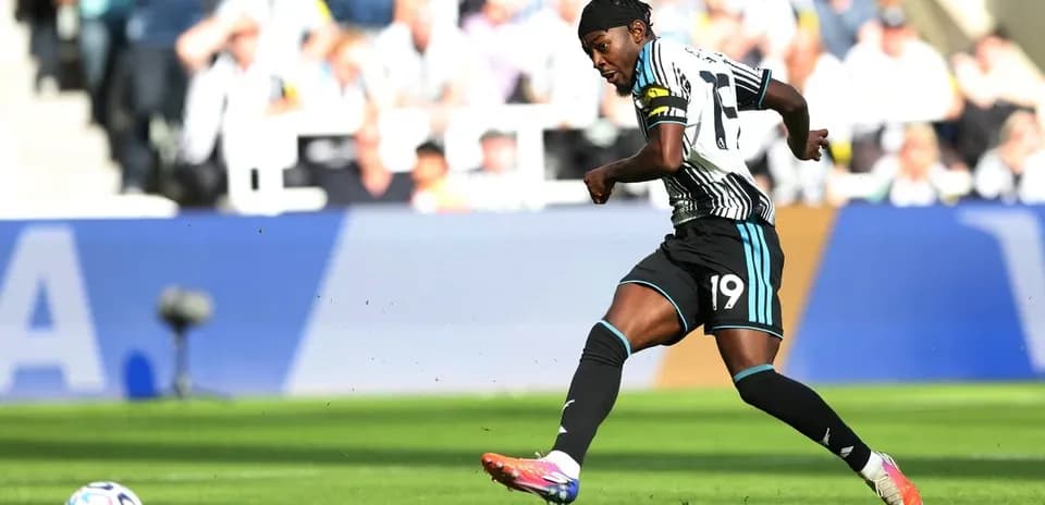 Jugador de Newcastle United disparando el balón en el campo