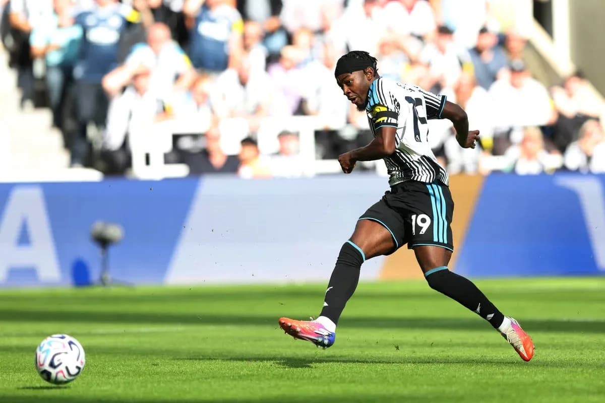 Jugador de Newcastle United disparando el balón en el campo