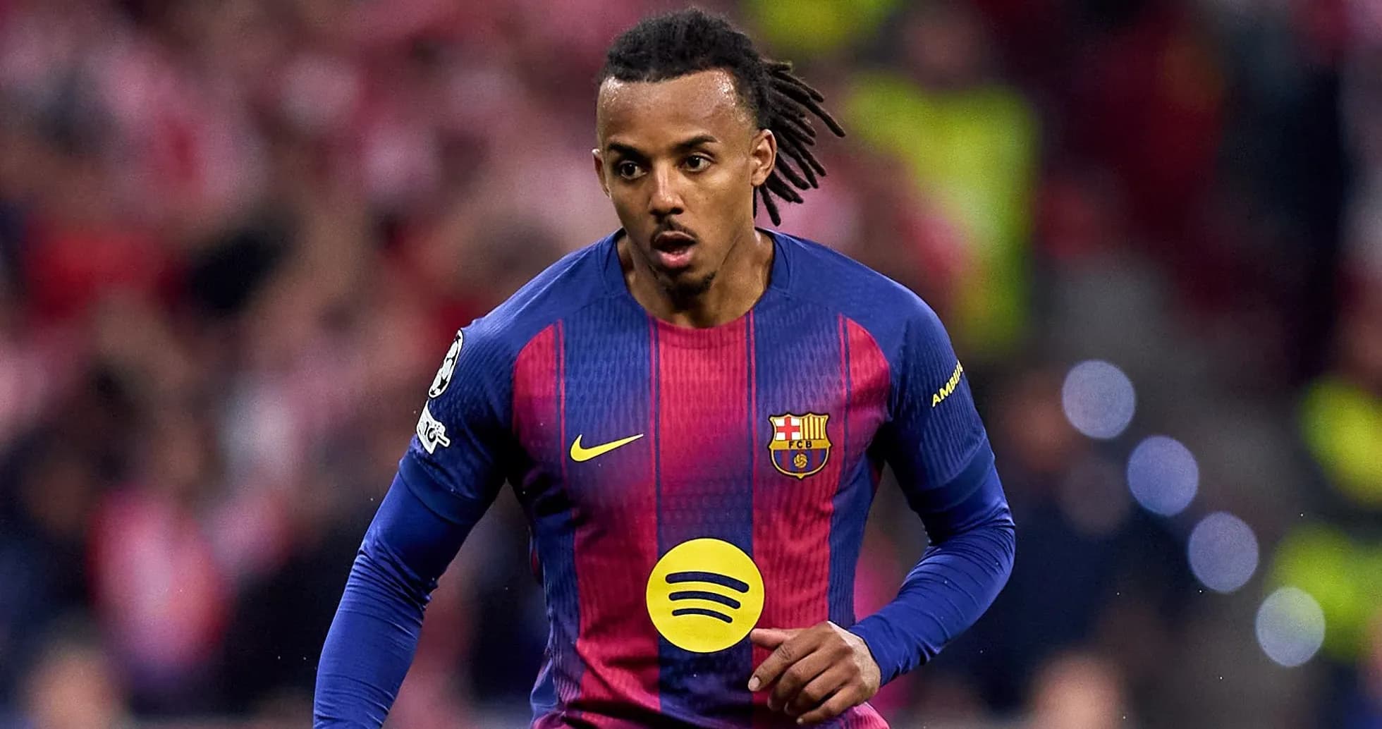 Jugador de Barcelona corriendo durante un partido