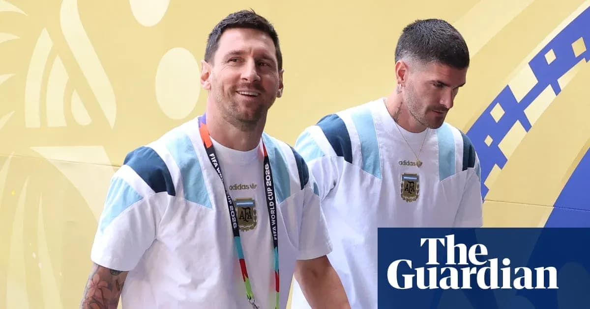 Lionel Messi y compañero llegando a evento deportivo