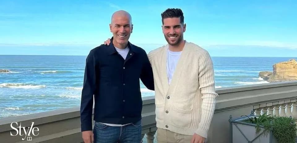 Dos hombres posando frente al mar en la costa
