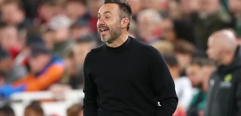 Entrenador dirigiendo al equipo desde la línea lateral