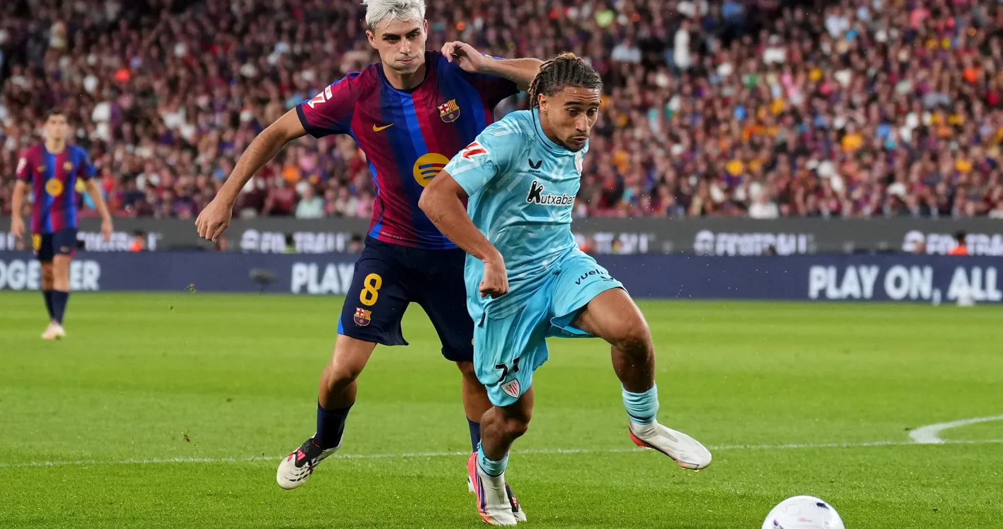 Jugador de Barcelona persiguiendo a oponente con balón