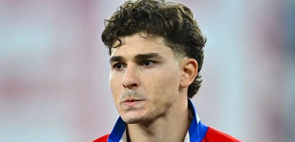 Jugador con camiseta roja en primer plano