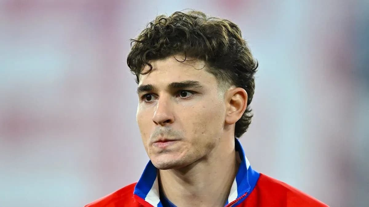 Jugador con camiseta roja en primer plano