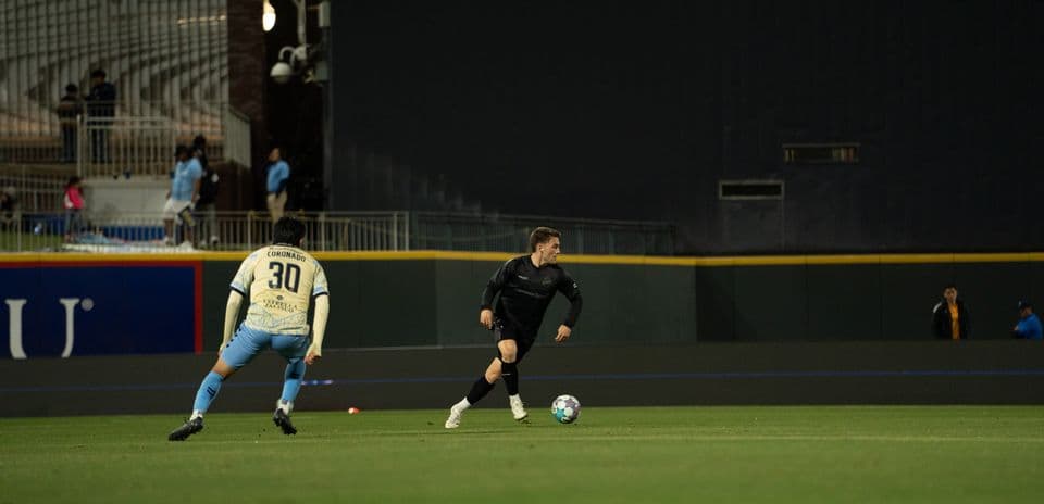 Jugador de Colorado Springs avanzando con el balón