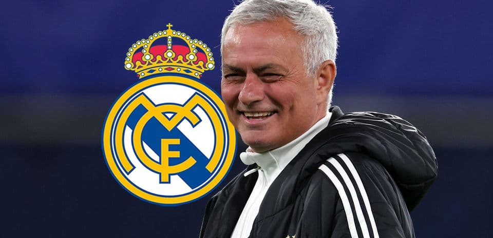 Entrenador sonriente con logo del Real Madrid